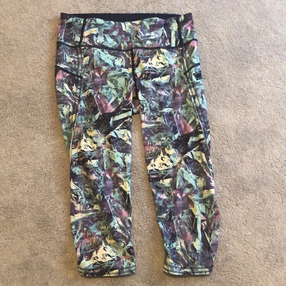 Lululemon Top Speed Crop - Picture 1 of 2